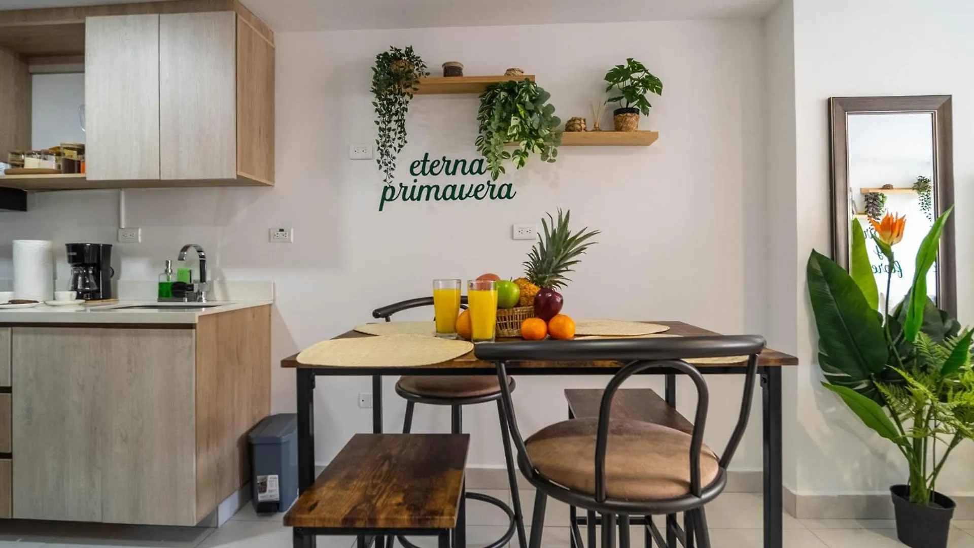 Cozy Spring Flat In Laureles Apartamento Medellín